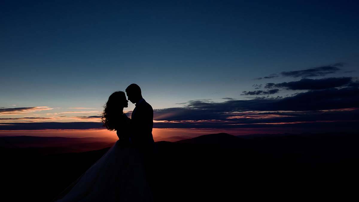 Aşk yanmaktır, yanıp yanıp kül olmaktır.. Aslında bakarsınız, tek bir aşk vardır oda ilahi aşk... O aşk Allah aşkıdır ki, ve herşey ondan zuhur etmiştir.