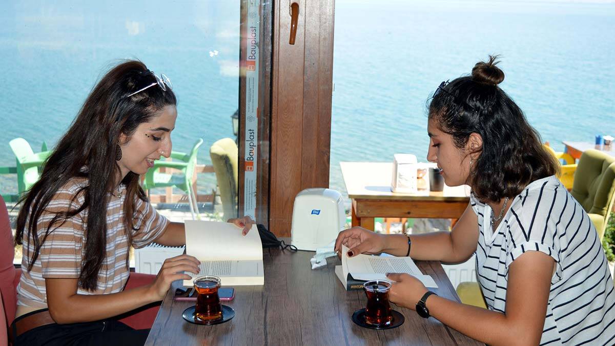 Covid-19 aşısı yaptıranlara kitap hediye