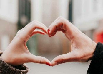 Gözleri ahu, saçı kıvırcık yâr benim