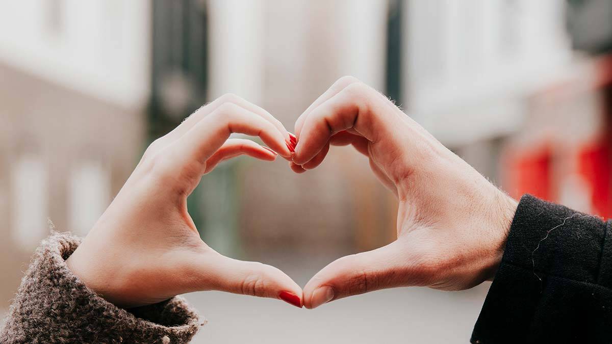 Gözleri ahu, saçı kıvırcık yâr benim