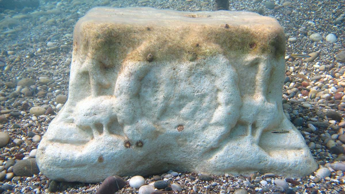 Roma dönemine ait sütun başı bulundu