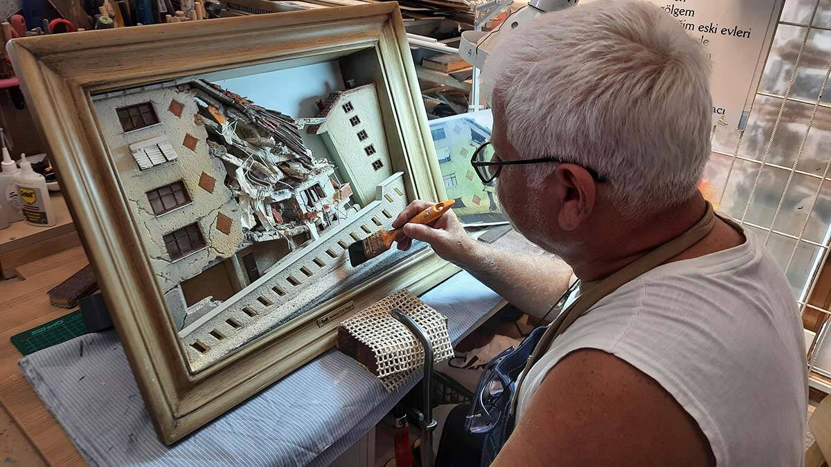 Marmara Depremi'nin rölyef tablosunu yaptı