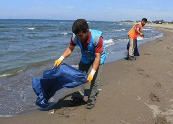 Doğal kum plajı çöplerden temizlendi