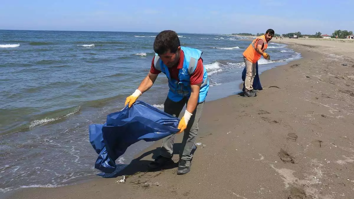 Doğal kum plajı çöplerden temizlendi