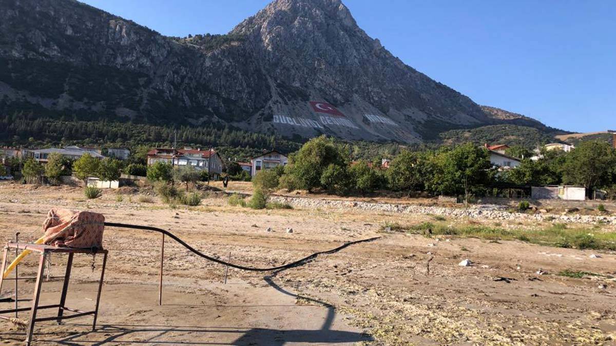 Isparta'da çok şiddetli kuruma tehlikesiyle karşı karşıya olan Eğirdir Gölü'nde çekilme 50 metreyi aştı ve iskeleler havada kaldı.