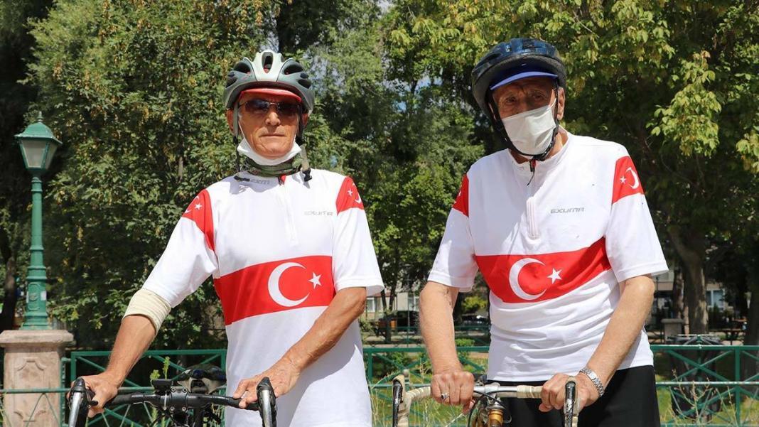Eskişehir'de, eski milli bisikletçi kardeşler Mustafa Ertan (87) ve Osman Ertan (76), bisikletleriyle her gün yaklaşık 50 kilometre pedal çeviriyor.