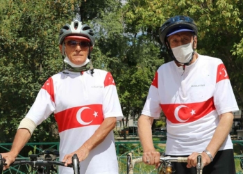 Eskişehir'de, eski milli bisikletçi kardeşler Mustafa Ertan (87) ve Osman Ertan (76), bisikletleriyle her gün yaklaşık 50 kilometre pedal çeviriyor.