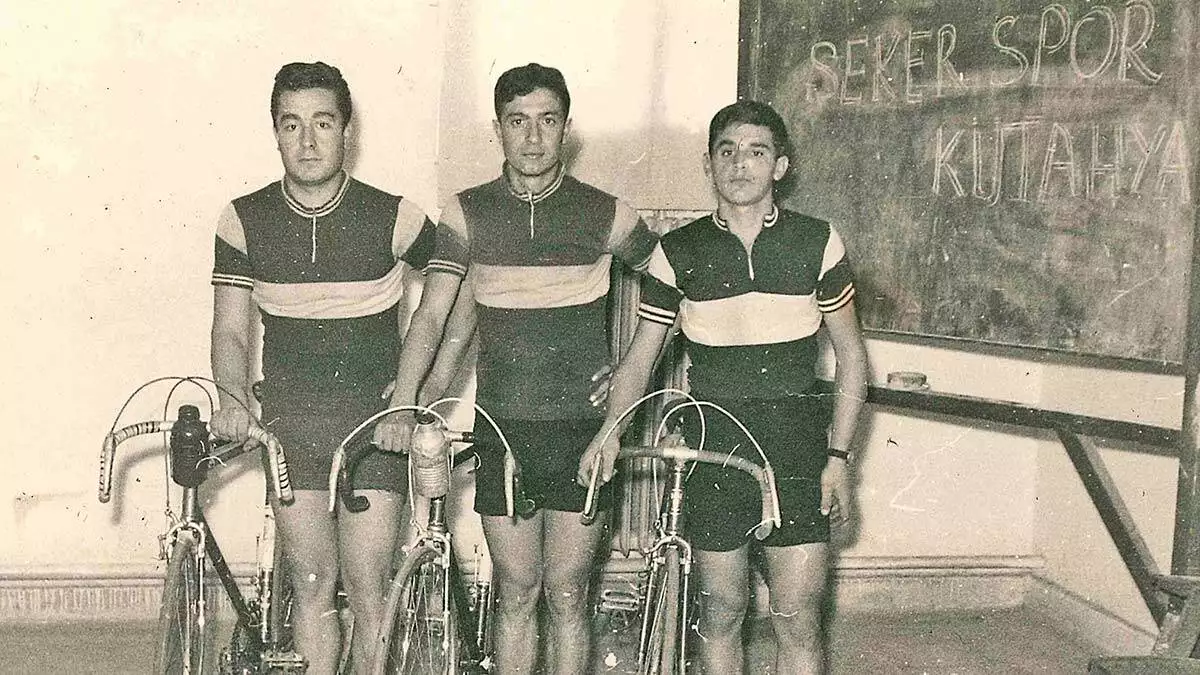 Eskişehir'de, eski milli bisikletçi kardeşler mustafa ertan (87) ve osman ertan (76), bisikletleriyle her gün yaklaşık 50 kilometre pedal çeviriyor.