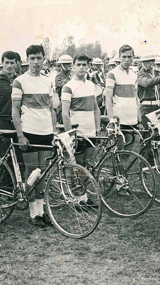 Milli bisikletçi kardeşler günde 50 kilometre pedal çeviriyor