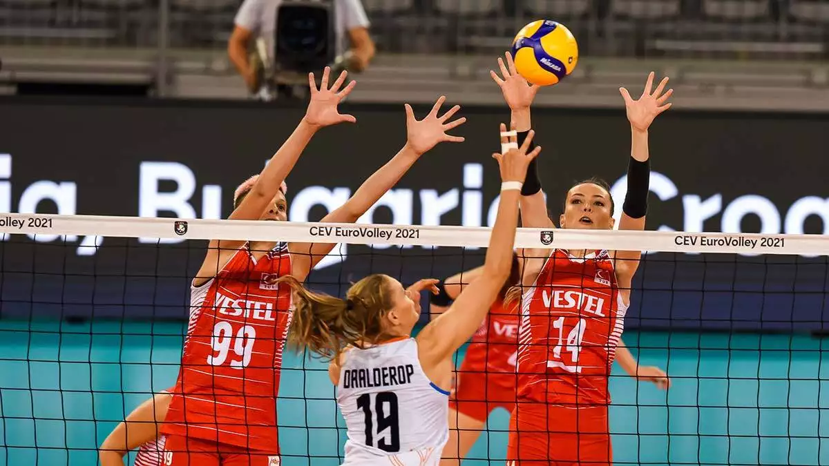 A milli kadın voleybol takımı, avrupa şampiyonası son 16 turunda karşılaştığı çekya'yı 3-1 yenerek adını çeyrek finale yazdırdı.