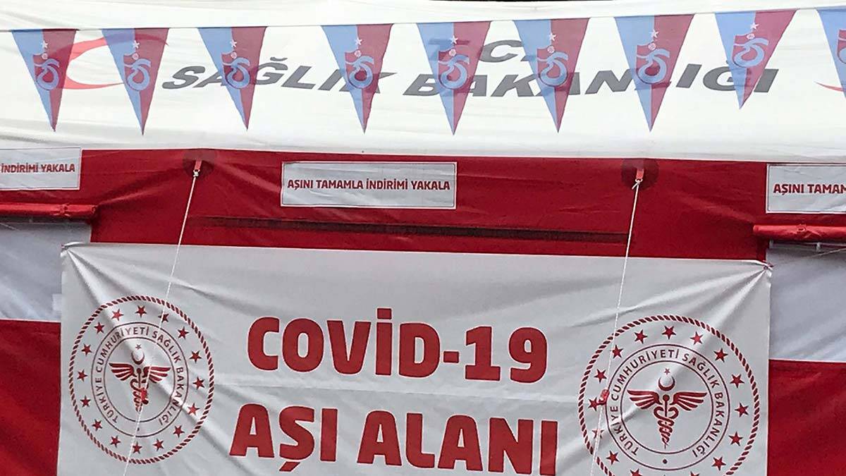 Trabzon’da, futbol müsabakalarında statlara aşısız seyirci alınmayacağı kararı sonrası futbol tutkunları aşılamaya ilgi gösterince kentte aşılama oranı da artışa geçti.