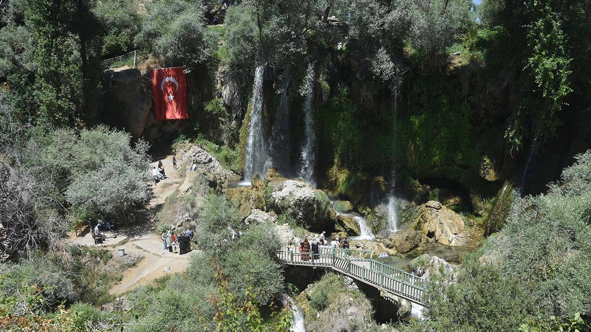 Gurbetçilerden Sızır Şelalesi'ne yoğun ilgi