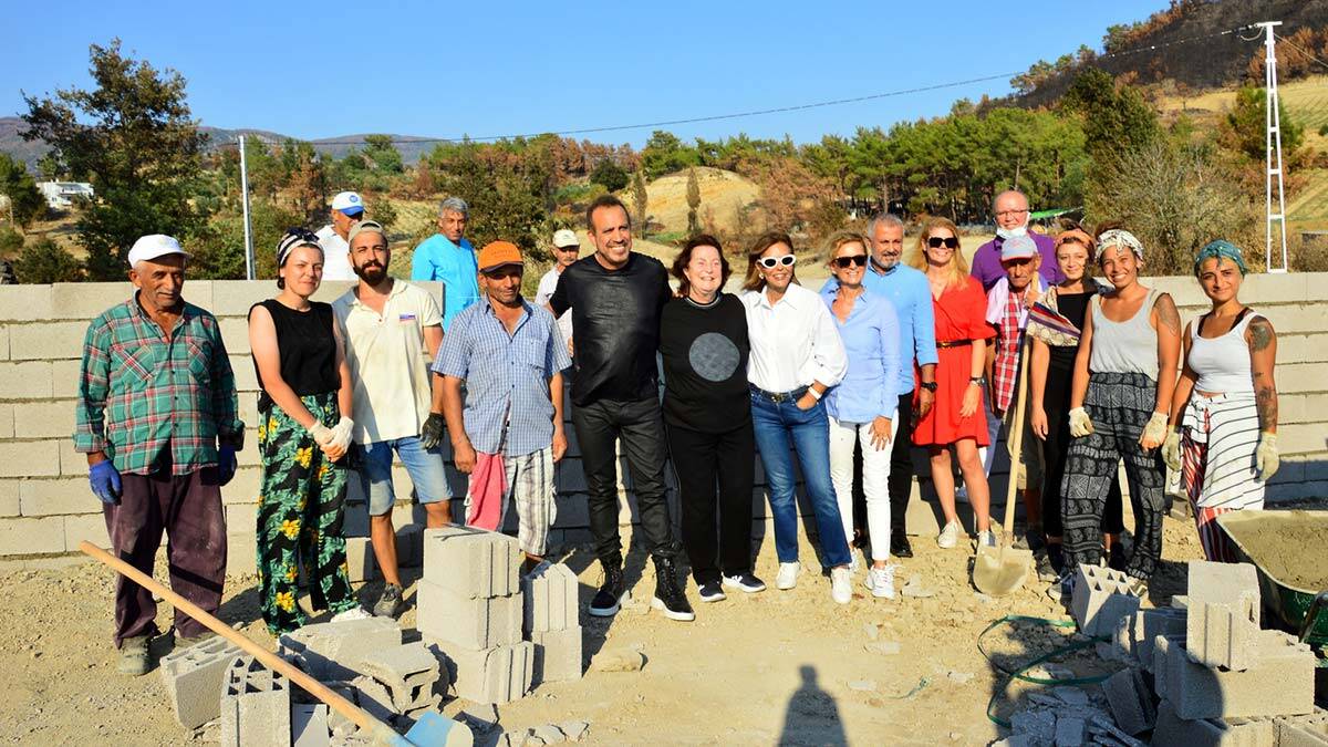 Şarkıcı Haluk Levent Manavgatlıları ziyaret edip, beyaz eşya sözü verdi. Haluk Levent, Ahbap derneği vasıtası ile orman yangınında evleri zarar görenlere yardımda bulunacak.