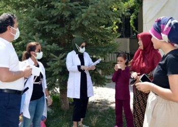 Kapı kapı dolaşıp aşı yapıyorlar