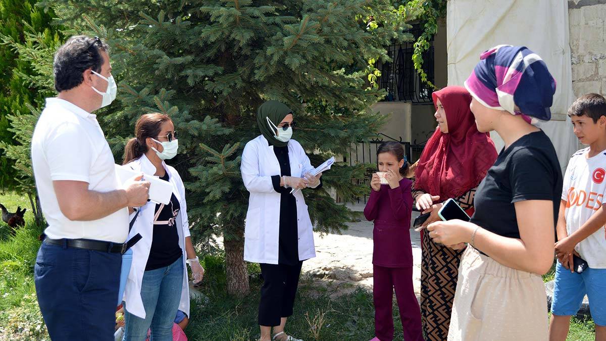 Kapı kapı dolaşıp aşı yapıyorlar