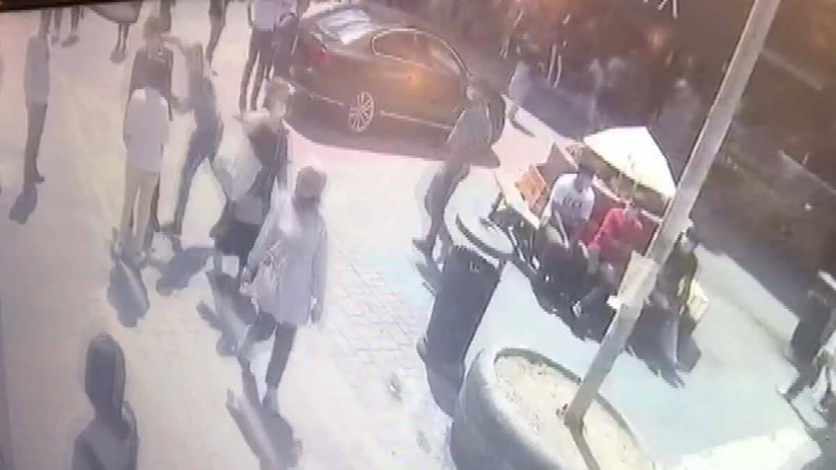 Buğra Kavuncu'ya saldırı