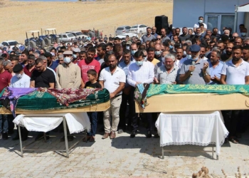 İzmir'deki kazada ölen 7 kişi defnedildi