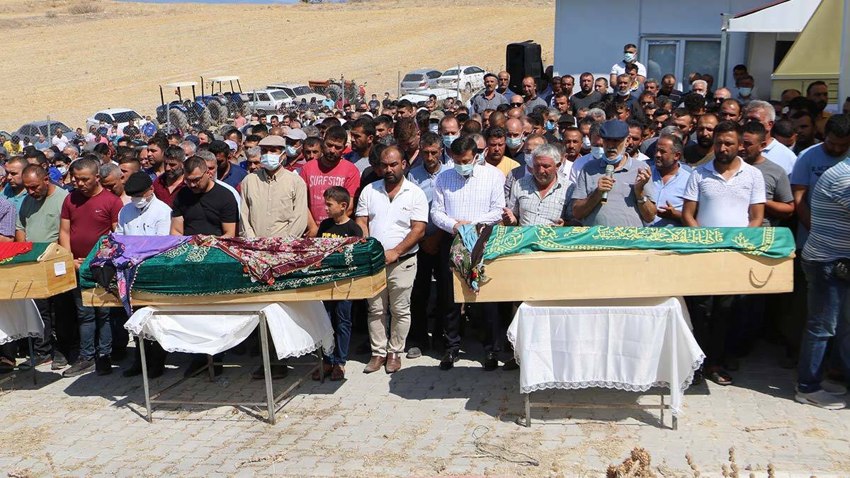 İzmir'deki kazada ölen 7 kişi defnedildi