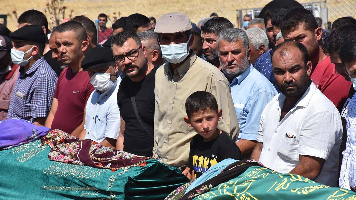 İzmir'deki kazada ölen 7 kişi defnedildi