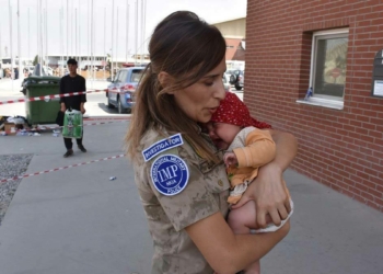 Hadiya bebeğe Türk askeri şefkat elini uzatıyor