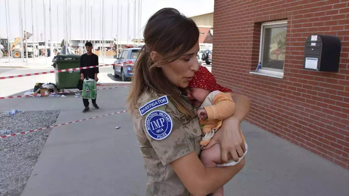 Hadiya bebeğe türk askeri şefkat elini uzatıyor