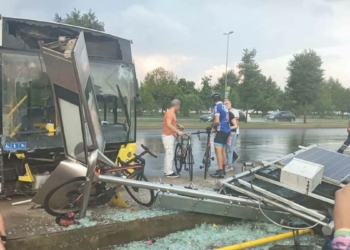 Kartal'da İETT otobüsü bisikletlilere çarptı