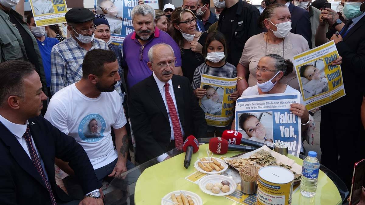 Kılıçdaroğlu Satı ve Coşkun Özkıdık ailesinin SMA tip 1 hastalığıyla dünyaya gelen oğulları Tuğkan Uraz için düzenlenen kermese katıldı. Çorum Otizm Gönüllüleri Derneği ve Mavi Umutlar Kadın Girişim Kooperatifi’ni de ziyaret eden Kılıçdaroğlu, Yunus Emre Parkı’nda gençlerle buluştu.