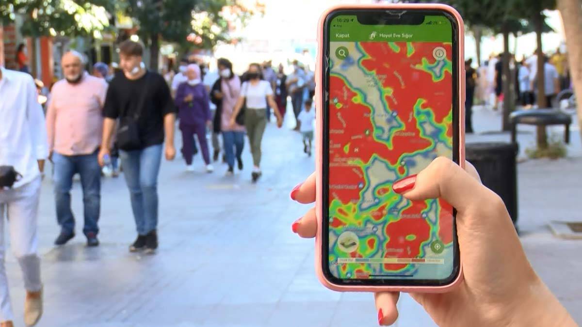 Kırmızıya dönen ilçeler yine maskesiz mesafesiz