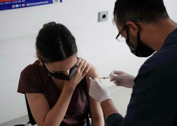 Koronavirüs aşısında yaş sınırı 12'ye indi