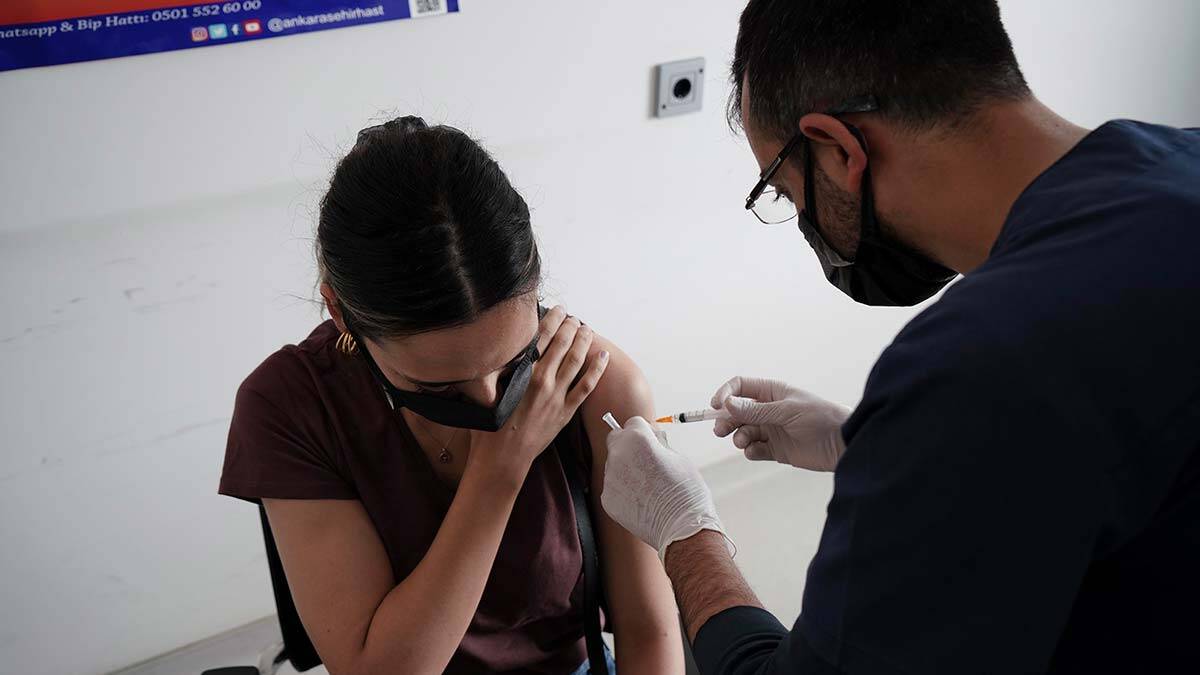 Koronavirüs aşısında yaş sınırı 12'ye indi