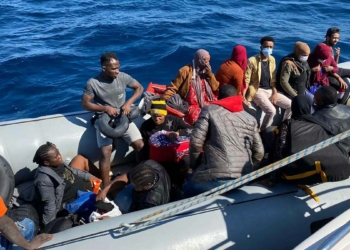 Lastik botta 19 kaçak göçmen yakalandı