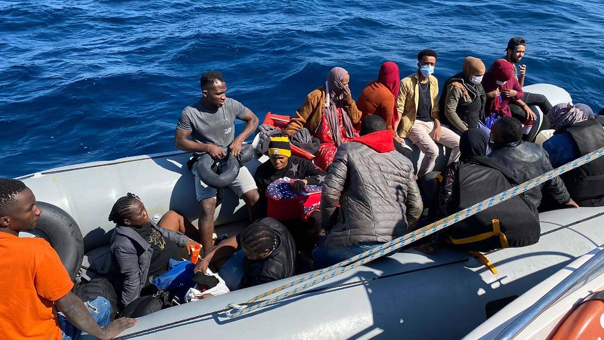 Lastik botta 19 kaçak göçmen yakalandı