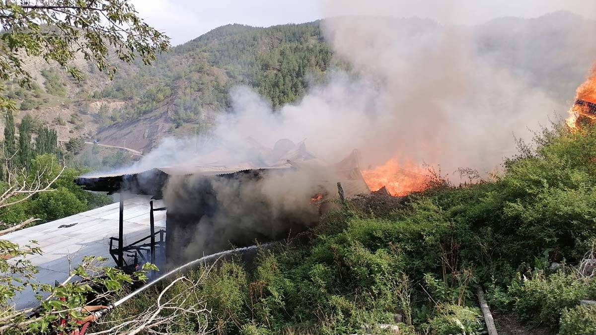 Mahallede korkutan yangın; 6 ev alevlere teslim