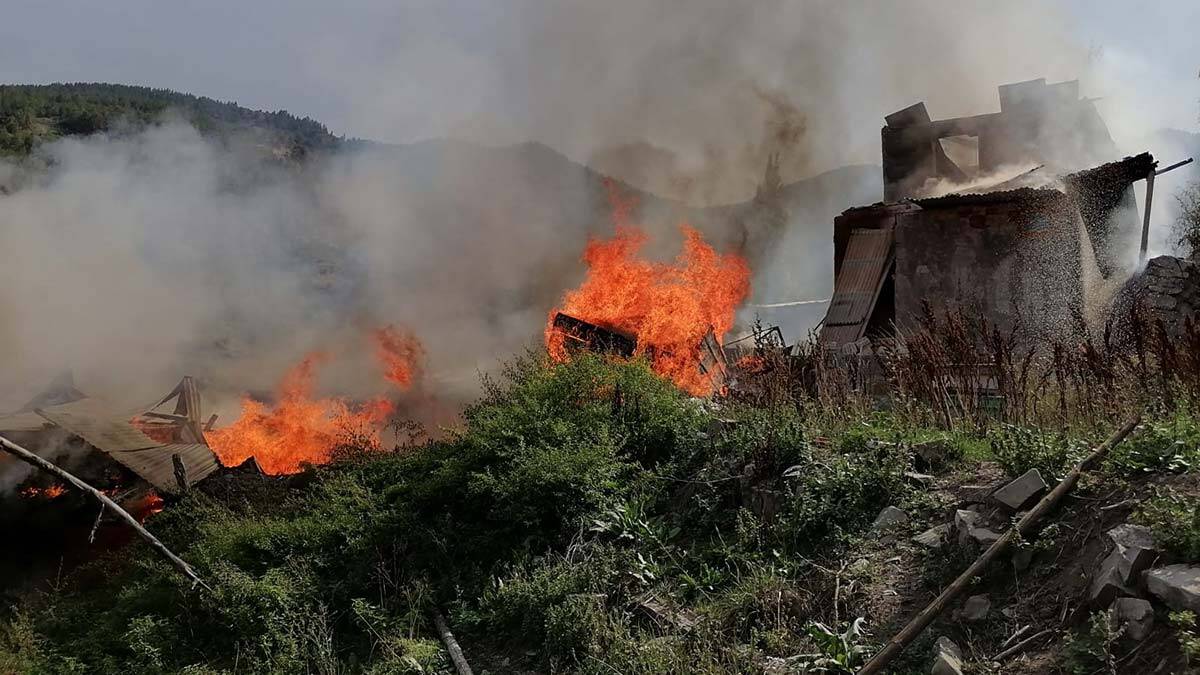 Mahallede korkutan yangın; 6 ev alevlere teslim