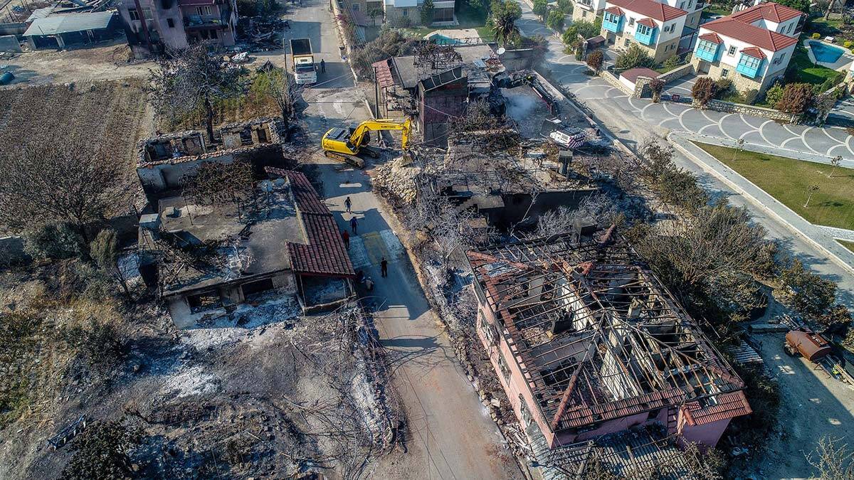Çarşamba günü öğle saatlerinde 4 farklı noktada başlayan Manavgat'taki büyük yangın 5'inci gününe girdi. Yangınları kontrol altına alma çalışmaları sürdürülüyor.
