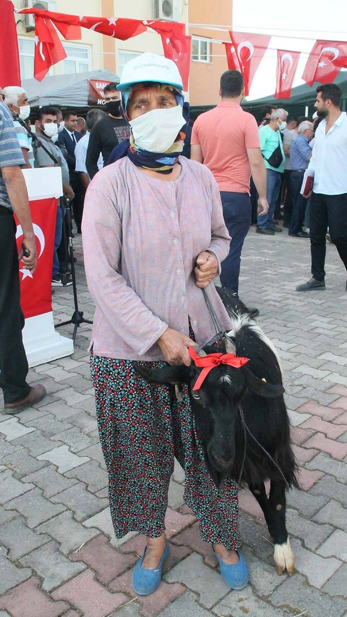 MHP'den Manavgat'ta 124 köylüye 500 hayvan