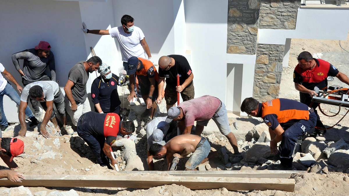 Muğla'da istinat duvarı çöktü