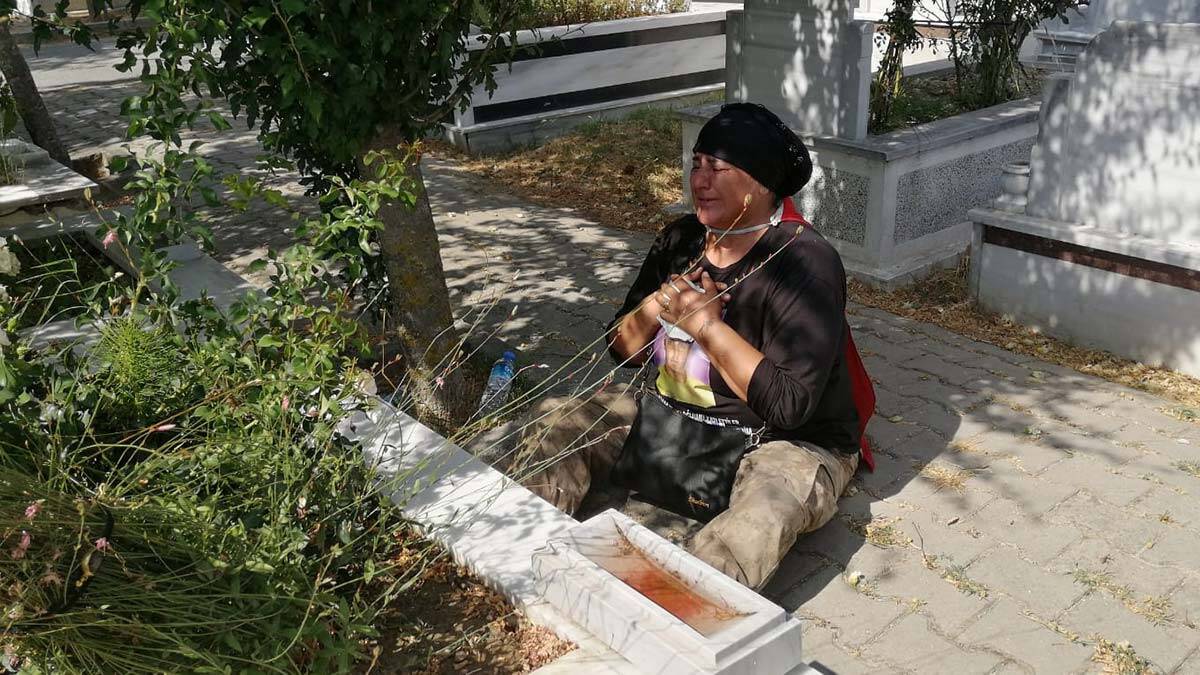 Oğlunun mezarına çıplak ayakla yürüdü