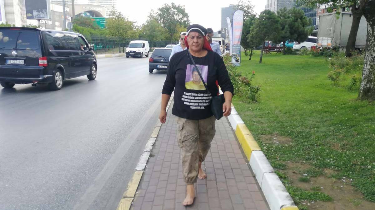 Oğlunun mezarına çıplak ayakla yürüdü