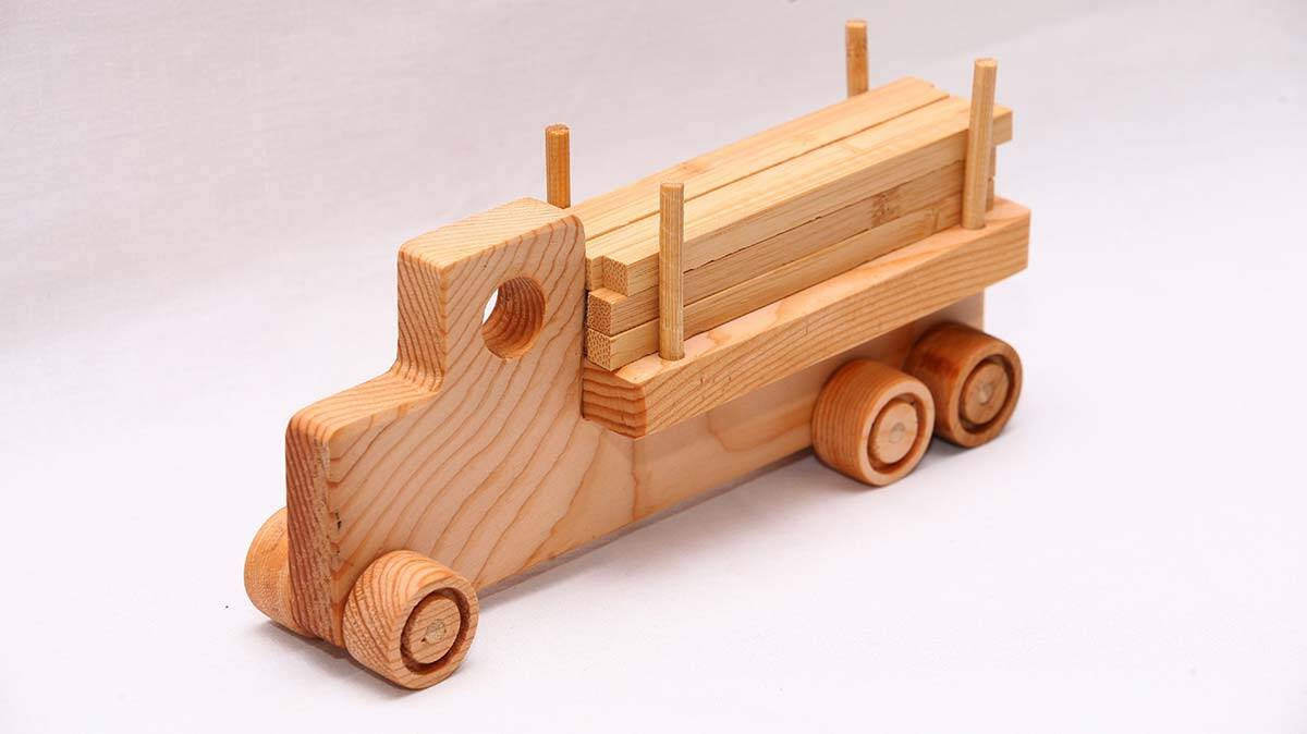 Her çocuk ahşap oyuncakla oynamayı hak ediyor