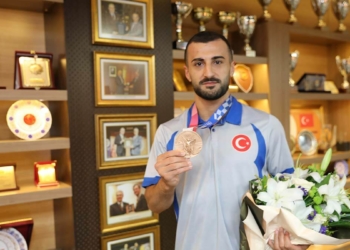Kas yırtığına rağmen bronz madalya kazandım