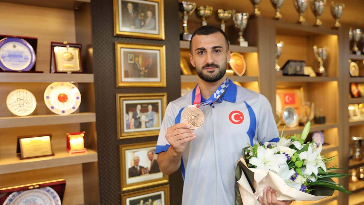 Kas yırtığına rağmen bronz madalya kazandım