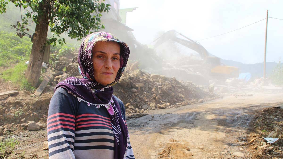 Rize'de riskli yapıların yıkımına başlandı