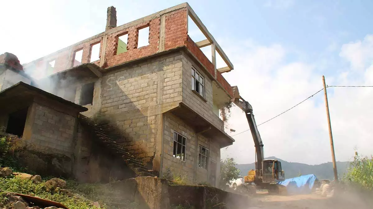 Rize'de riskli yapıların yıkımına başlandı