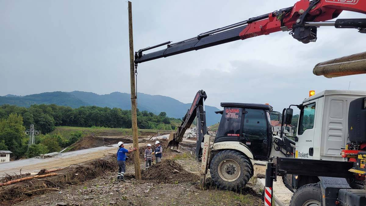 Selde elektriksiz kalan köylere mobil jeneratör