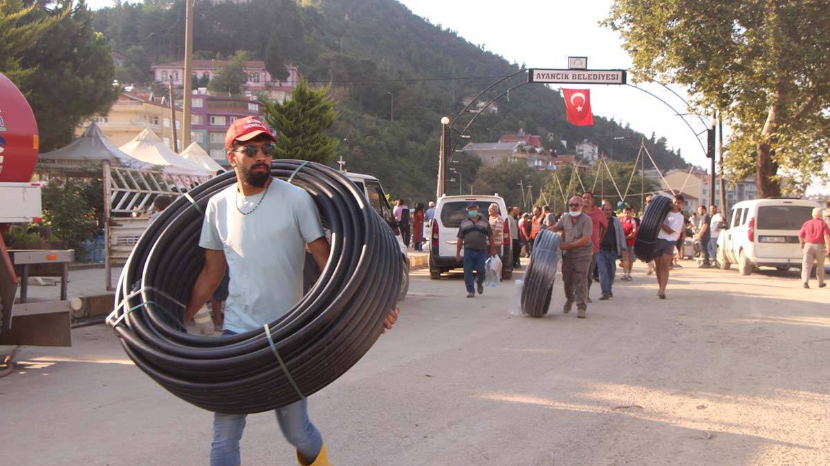 Selin vurduğu Ayancık'ta yol onarım çalışması