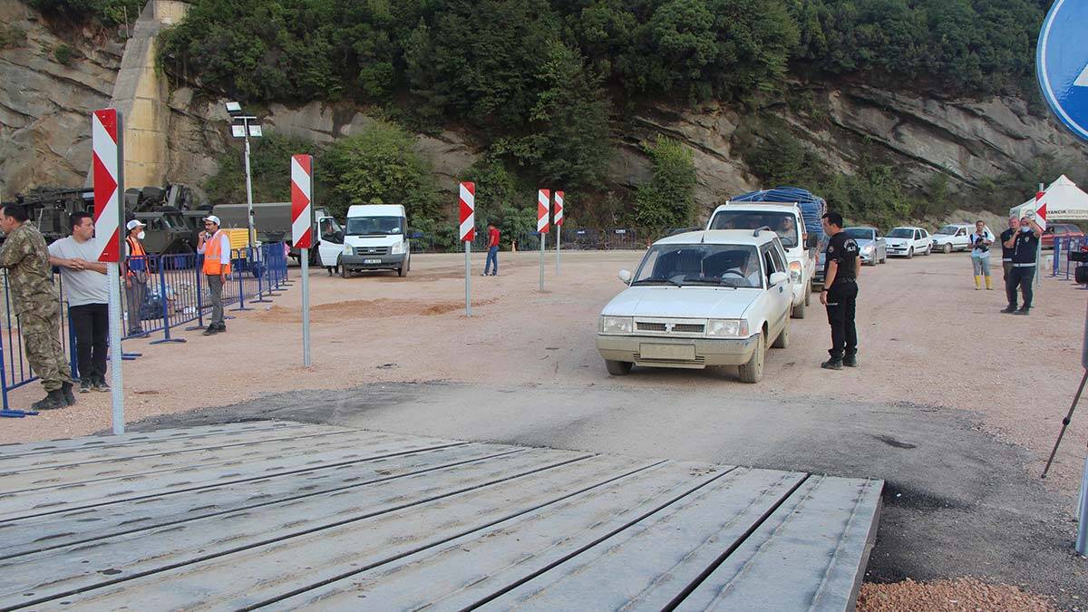 Selde hasar gören afet evlerinin yıkımında hüzün 