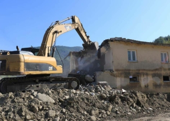 Selde hasar gören afet evlerinin yıkımında hüzün