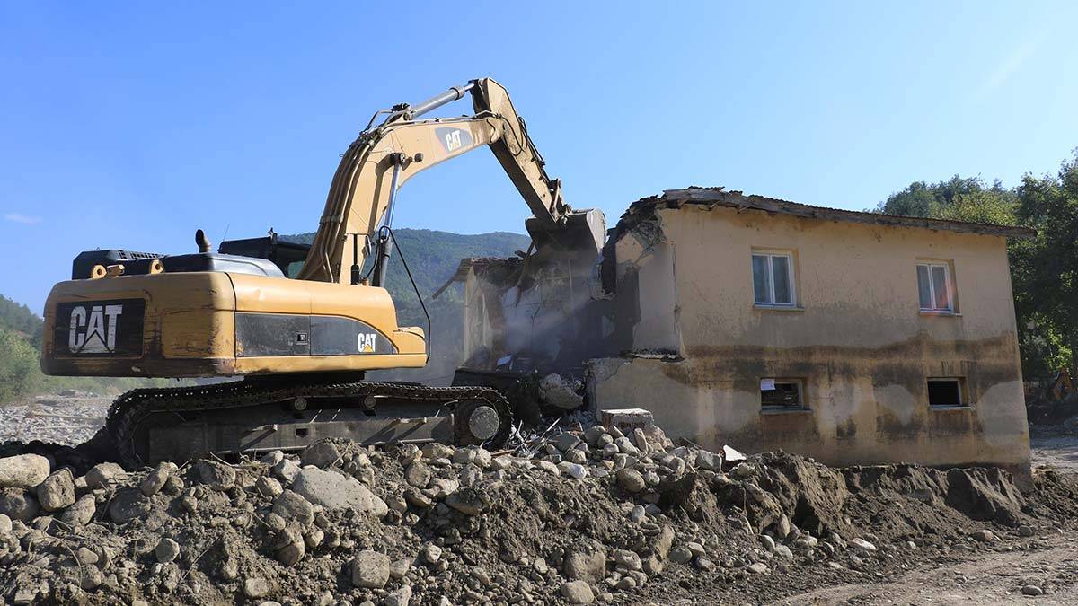 Selde hasar gören afet evlerinin yıkımında hüzün