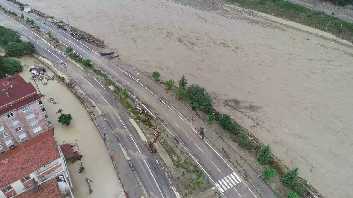 Sinop'ta selin hasarı gün ağarınca ortaya çıktı